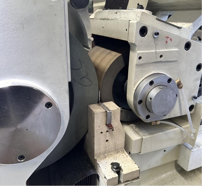 How does centerless grinding machine work?